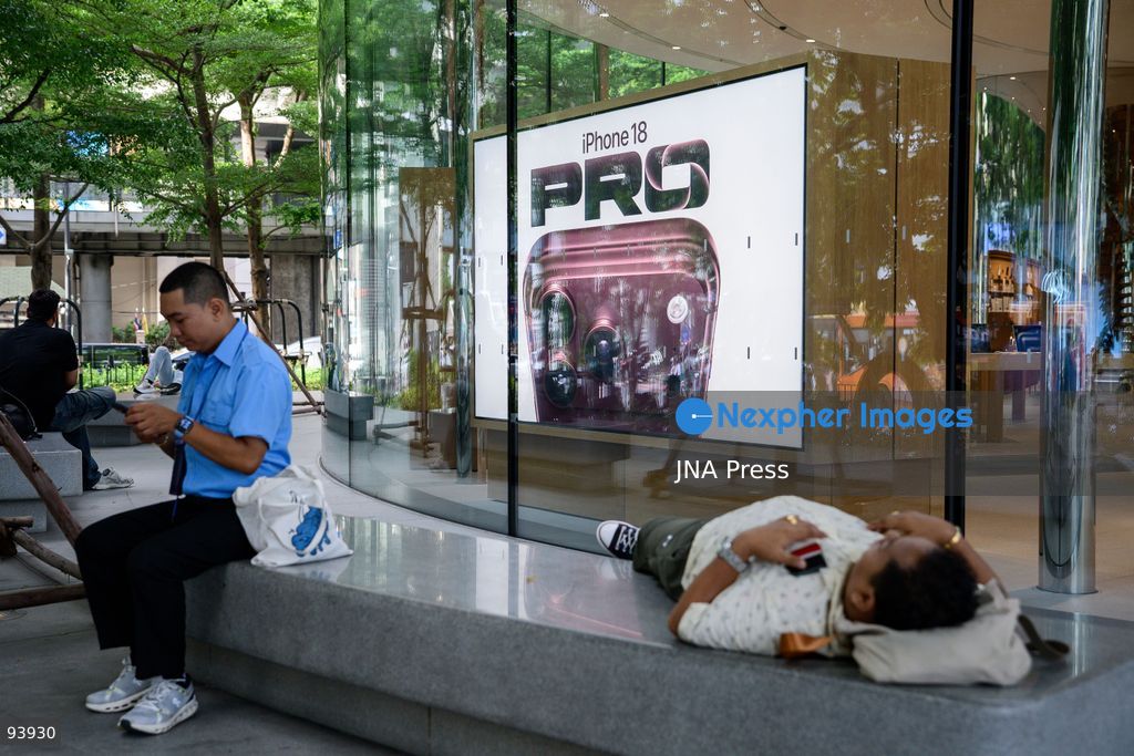 BANGKOK, THAILAND, SEPTEMBER 18, 2026: Customers gather at an Apple Store in Bangkok to purchase the new iPhone 18 Pro and iPhone 18 Pro Max as the devices go on sale in Thailand. Apple launched its latest Pro iPhone models in stores worldwide on September 18. Photo by Watsawat Koktabtim / JNA Press. (Photo by Watsawat Koktabtim/JNA Press via Nexpher Images)