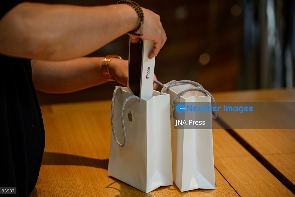 BANGKOK, THAILAND, SEPTEMBER 18, 2026: Customers gather at an Apple Store in Bangkok to purchase the new iPhone 18 Pro and iPhone 18 Pro Max as the devices go on sale in Thailand. Apple launched its latest Pro iPhone models in stores worldwide on September 18. Photo by Watsawat Koktabtim / JNA Press. (Photo by Watsawat Koktabtim/JNA Press via Nexpher Images)