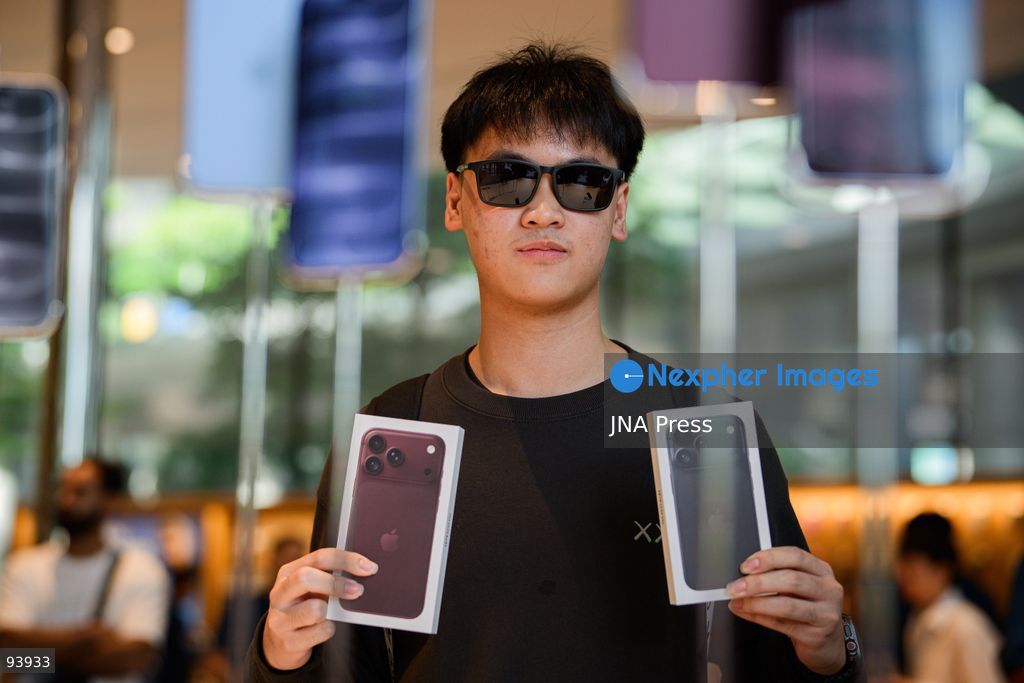 BANGKOK, THAILAND, SEPTEMBER 18, 2026: Customers gather at an Apple Store in Bangkok to purchase the new iPhone 18 Pro and iPhone 18 Pro Max as the devices go on sale in Thailand. Apple launched its latest Pro iPhone models in stores worldwide on September 18. Photo by Watsawat Koktabtim / JNA Press. (Photo by Watsawat Koktabtim/JNA Press via Nexpher Images)
