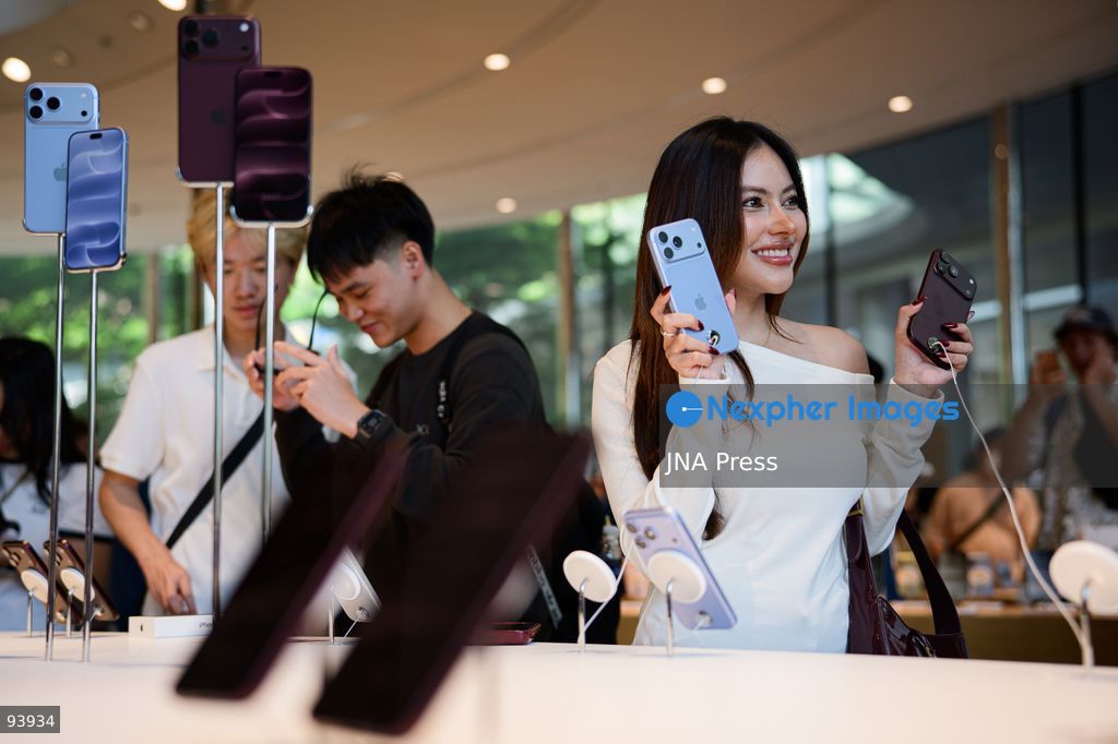 BANGKOK, THAILAND, SEPTEMBER 18, 2026: Customers gather at an Apple Store in Bangkok to purchase the new iPhone 18 Pro and iPhone 18 Pro Max as the devices go on sale in Thailand. Apple launched its latest Pro iPhone models in stores worldwide on September 18. Photo by Watsawat Koktabtim / JNA Press. (Photo by Watsawat Koktabtim/JNA Press via Nexpher Images)