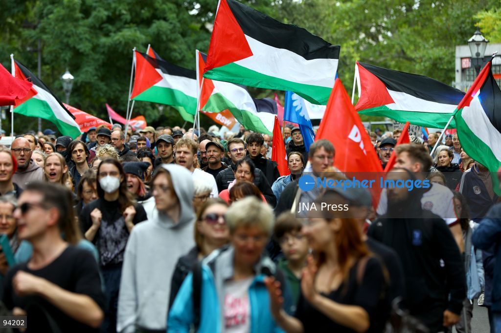 LEIPZIG, GERMANY, SEPTEMBER 19, 2026: Demonstrators march through central Leipzig during a protest against plans by U.S. defense company Covenant to establish a missile production facility in the north of the city. The demonstration, organized by the “Keine Raketenfabrik in Leipzig” alliance, began at Augustusplatz and called for the planned defense production to be stopped. Covenant plans to begin producing its Anthem long-range cruise missiles in Leipzig in 2027. Photo by David Vexelman / JNA Press. (Photo by David Vexelman/JNA Press via Nexpher Images)