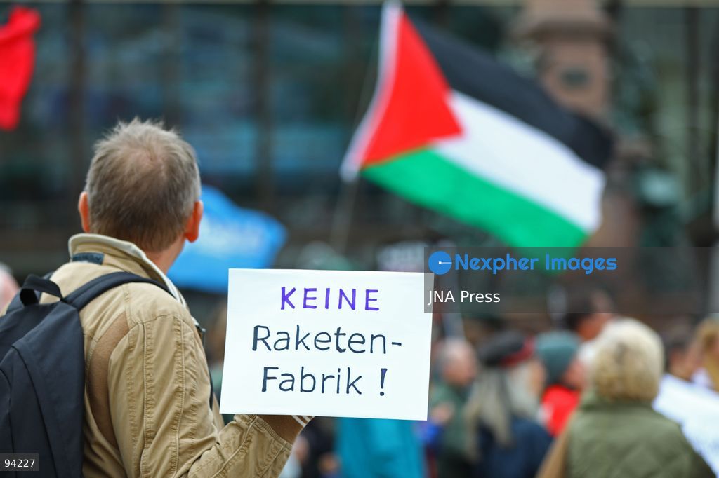 LEIPZIG, GERMANY, SEPTEMBER 19, 2026: Demonstrators march through central Leipzig during a protest against plans by U.S. defense company Covenant to establish a missile production facility in the north of the city. The demonstration, organized by the “Keine Raketenfabrik in Leipzig” alliance, began at Augustusplatz and called for the planned defense production to be stopped. Covenant plans to begin producing its Anthem long-range cruise missiles in Leipzig in 2027. Photo by David Vexelman / JNA Press. (Photo by David Vexelman/JNA Press via Nexpher Images)