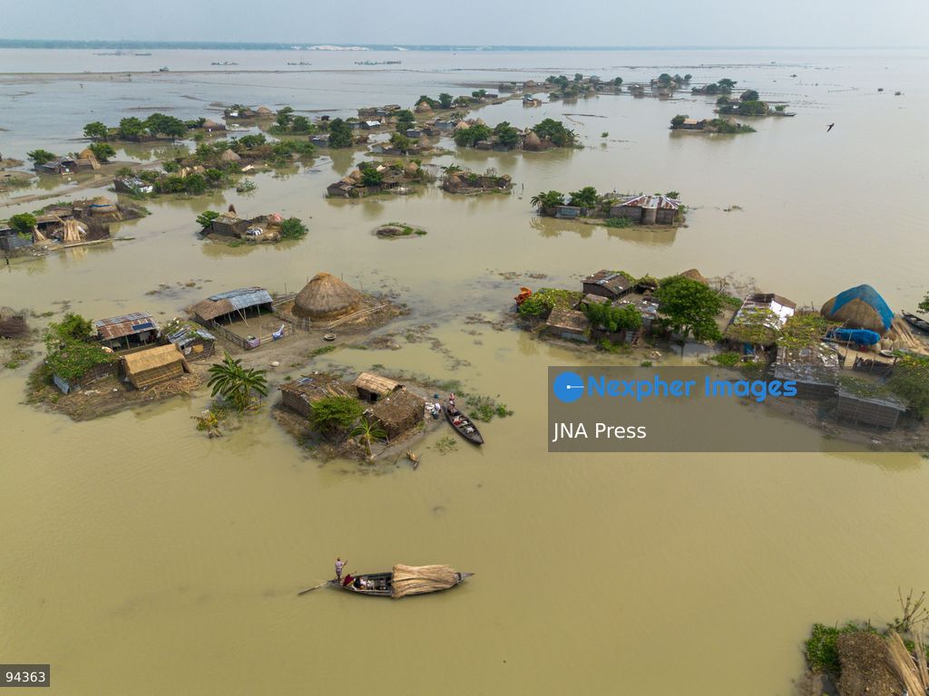 RAJSHAHI, BANGLADESH, SEPTEMBER 19, 2026: Flood-affected residents shelter with their cattle along the Rajshahi city protection embankment as waters begin to recede in Middle Char. Families displaced or affected by flooding continue to face shortages of food, safe drinking water and livestock feed, while some residents remain in partially submerged homes. Local authorities have been distributing food and other assistance to affected families in the area. Photo by Bipul Ahmed / JNA Press. (Photo by Bipul Ahmed/JNA Press via Nexpher Images)