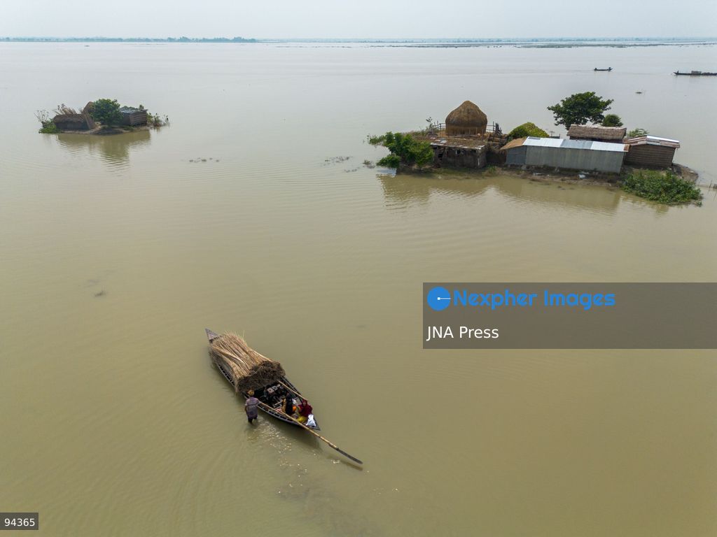 RAJSHAHI, BANGLADESH, SEPTEMBER 19, 2026: Flood-affected residents shelter with their cattle along the Rajshahi city protection embankment as waters begin to recede in Middle Char. Families displaced or affected by flooding continue to face shortages of food, safe drinking water and livestock feed, while some residents remain in partially submerged homes. Local authorities have been distributing food and other assistance to affected families in the area. Photo by Bipul Ahmed / JNA Press. (Photo by Bipul Ahmed/JNA Press via Nexpher Images)