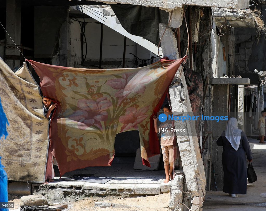 KHAN YOUNIS, GAZA STRIP, SEPTEMBER 20, 2026: Palestinians live among the rubble and inside heavily damaged homes in Khan Younis in the southern Gaza Strip. Residents remain in buildings damaged during Israeli military operations, including areas in the eastern part of the city, amid widespread destruction of homes and civilian infrastructure. Photo by Ramzi Abu Amer / JNA Press. (Photo by Ramzi Abu Amer/JNA Press via Nexpher Images)
