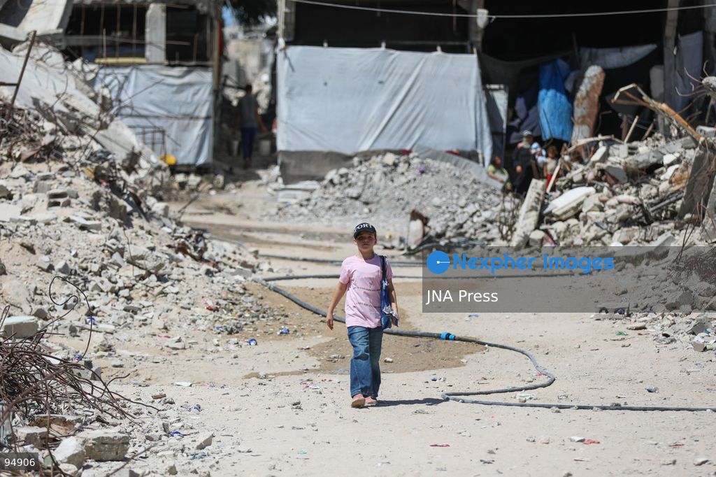 KHAN YOUNIS, GAZA STRIP, SEPTEMBER 20, 2026: Palestinians live among the rubble and inside heavily damaged homes in Khan Younis in the southern Gaza Strip. Residents remain in buildings damaged during Israeli military operations, including areas in the eastern part of the city, amid widespread destruction of homes and civilian infrastructure. Photo by Ramzi Abu Amer / JNA Press. (Photo by Ramzi Abu Amer/JNA Press via Nexpher Images)