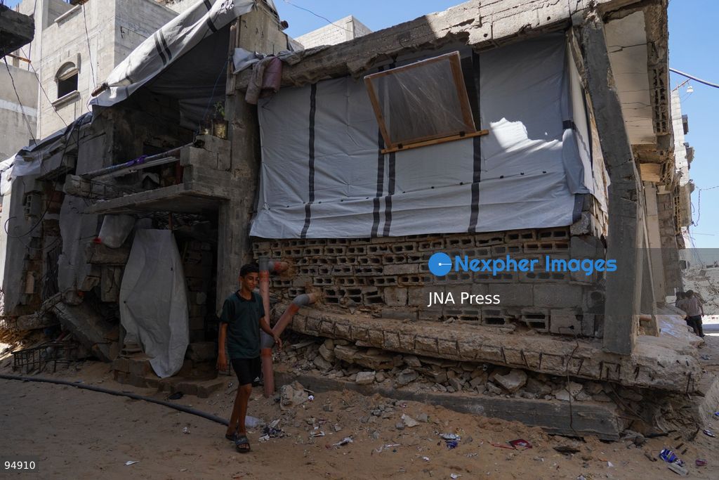 KHAN YOUNIS, GAZA STRIP, SEPTEMBER 20, 2026: Palestinians live among the rubble and inside heavily damaged homes in Khan Younis in the southern Gaza Strip. Residents remain in buildings damaged during Israeli military operations, including areas in the eastern part of the city, amid widespread destruction of homes and civilian infrastructure. Photo by Ramzi Abu Amer / JNA Press. (Photo by Ramzi Abu Amer/JNA Press via Nexpher Images)