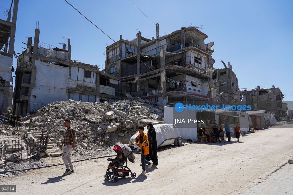 KHAN YOUNIS, GAZA STRIP, SEPTEMBER 20, 2026: Palestinians live among the rubble and inside heavily damaged homes in Khan Younis in the southern Gaza Strip. Residents remain in buildings damaged during Israeli military operations, including areas in the eastern part of the city, amid widespread destruction of homes and civilian infrastructure. Photo by Ramzi Abu Amer / JNA Press. (Photo by Ramzi Abu Amer/JNA Press via Nexpher Images)