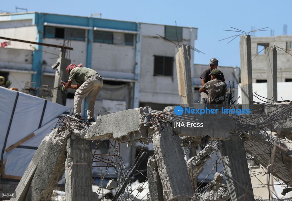 KHAN YOUNIS, GAZA STRIP, SEPTEMBER 20, 2026: Palestinians live among the rubble and inside heavily damaged homes in Khan Younis in the southern Gaza Strip. Residents remain in buildings damaged during Israeli military operations, including areas in the eastern part of the city, amid widespread destruction of homes and civilian infrastructure. Photo by Ramzi Abu Amer / JNA Press. (Photo by Ramzi Abu Amer/JNA Press via Nexpher Images)