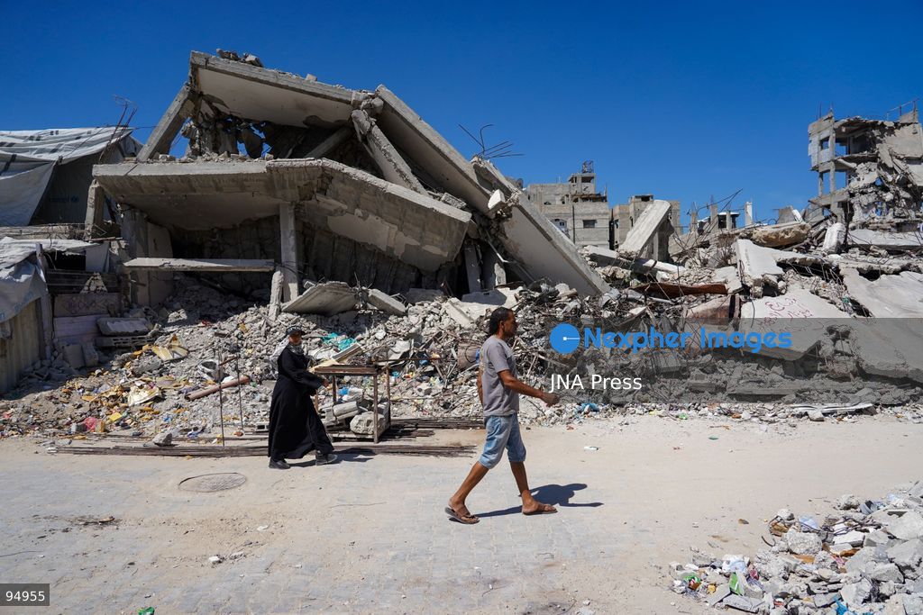 KHAN YOUNIS, GAZA STRIP, SEPTEMBER 20, 2026: Palestinians live among the rubble and inside heavily damaged homes in Khan Younis in the southern Gaza Strip. Residents remain in buildings damaged during Israeli military operations, including areas in the eastern part of the city, amid widespread destruction of homes and civilian infrastructure. Photo by Ramzi Abu Amer / JNA Press. (Photo by Ramzi Abu Amer/JNA Press via Nexpher Images)