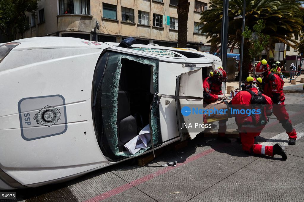 MEXICO CITY, MEXICO, SEPTEMBER 19, 2026: Emergency personnel take part in Mexico’s Second National Drill near the Monument to the Revolution in Mexico City, held on the anniversary of the devastating earthquakes of September 19, 1985 and 2017. The exercise simulated a major earthquake and included search-and-rescue operations, emergency evacuations and coordinated responses by local and federal authorities as part of efforts to strengthen disaster preparedness. Photo by Juan Pérez / JNA Press. (Photo by Juan Perez Puente/JNA Press via Nexpher Images)
