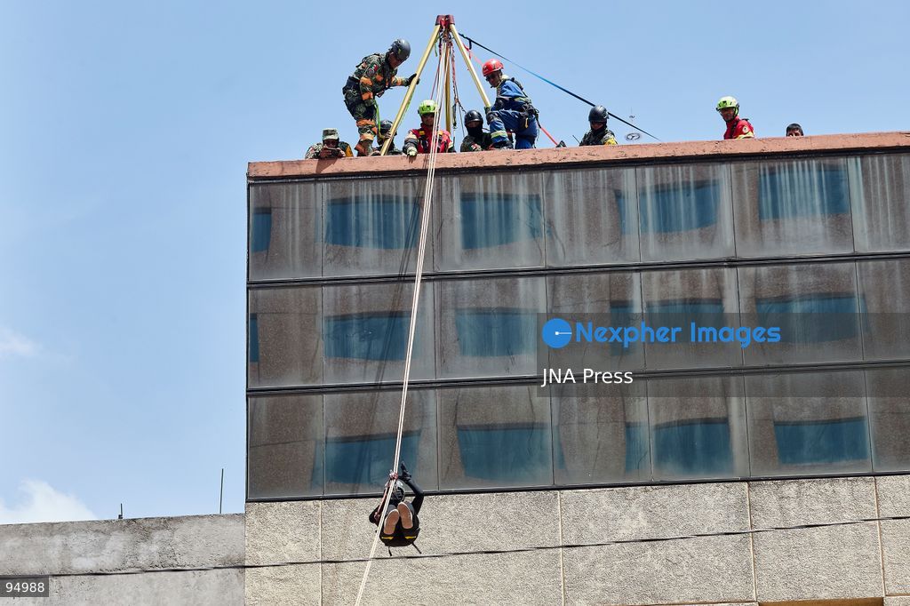 MEXICO CITY, MEXICO, SEPTEMBER 19, 2026: Emergency personnel take part in Mexico’s Second National Drill near the Monument to the Revolution in Mexico City, held on the anniversary of the devastating earthquakes of September 19, 1985 and 2017. The exercise simulated a major earthquake and included search-and-rescue operations, emergency evacuations and coordinated responses by local and federal authorities as part of efforts to strengthen disaster preparedness. Photo by Juan Pérez / JNA Press. (Photo by Juan Perez Puente/JNA Press via Nexpher Images)