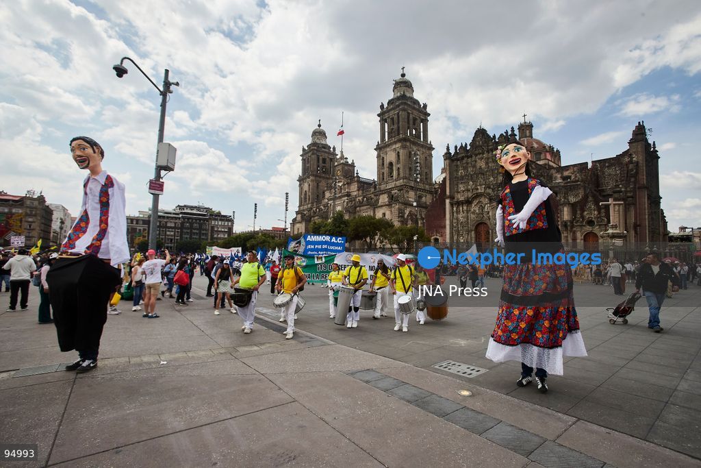 MEXICO CITY, MEXICO, SEPTEMBER 19, 2026: Members of social and housing organizations march in Mexico City as the capital commemorates the earthquakes of September 19, 1985 and 2017. Demonstrators called for an emergency housing plan and faster administrative procedures for land acquisition and social housing projects aimed at low-income families. Housing groups say bureaucratic delays continue to obstruct projects and access to affordable housing in the capital. Photo by Juan Pérez / JNA Press. (Photo by Juan Perez Puente/JNA Press via Nexpher Images)