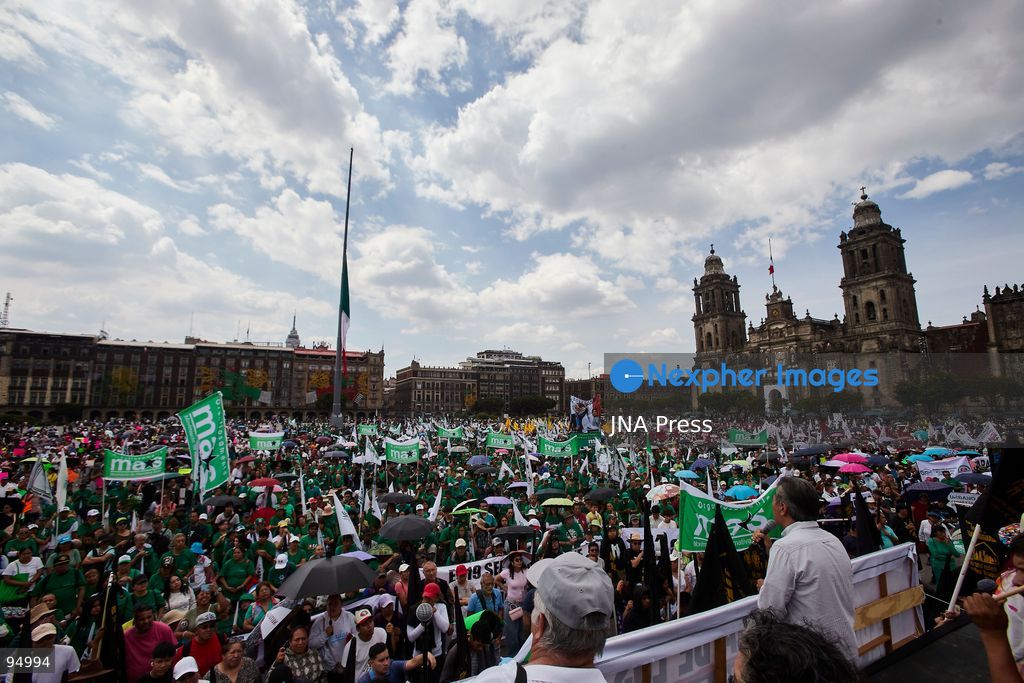 MEXICO CITY, MEXICO, SEPTEMBER 19, 2026: Members of social and housing organizations march in Mexico City as the capital commemorates the earthquakes of September 19, 1985 and 2017. Demonstrators called for an emergency housing plan and faster administrative procedures for land acquisition and social housing projects aimed at low-income families. Housing groups say bureaucratic delays continue to obstruct projects and access to affordable housing in the capital. Photo by Juan Pérez / JNA Press. (Photo by Juan Perez Puente/JNA Press via Nexpher Images)