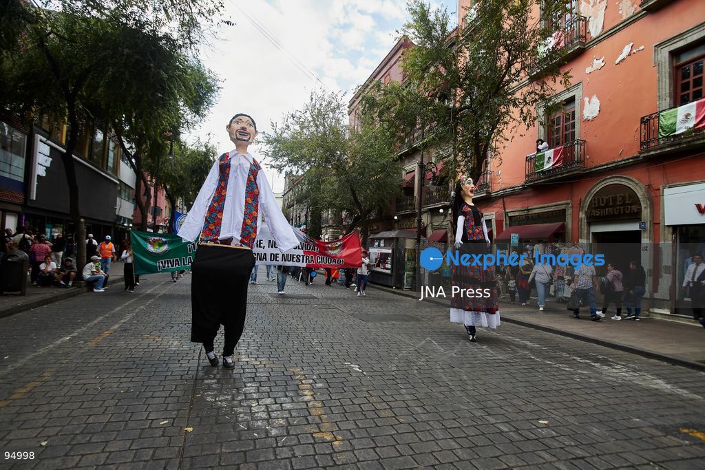MEXICO CITY, MEXICO, SEPTEMBER 19, 2026: Members of social and housing organizations march in Mexico City as the capital commemorates the earthquakes of September 19, 1985 and 2017. Demonstrators called for an emergency housing plan and faster administrative procedures for land acquisition and social housing projects aimed at low-income families. Housing groups say bureaucratic delays continue to obstruct projects and access to affordable housing in the capital. Photo by Juan Pérez / JNA Press. (Photo by Juan Perez Puente/JNA Press via Nexpher Images)