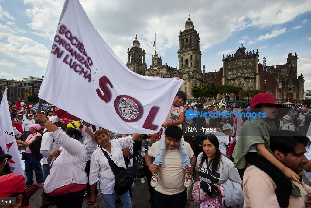 MEXICO CITY, MEXICO, SEPTEMBER 19, 2026: Members of social and housing organizations march in Mexico City as the capital commemorates the earthquakes of September 19, 1985 and 2017. Demonstrators called for an emergency housing plan and faster administrative procedures for land acquisition and social housing projects aimed at low-income families. Housing groups say bureaucratic delays continue to obstruct projects and access to affordable housing in the capital. Photo by Juan Pérez / JNA Press. (Photo by Juan Perez Puente/JNA Press via Nexpher Images)