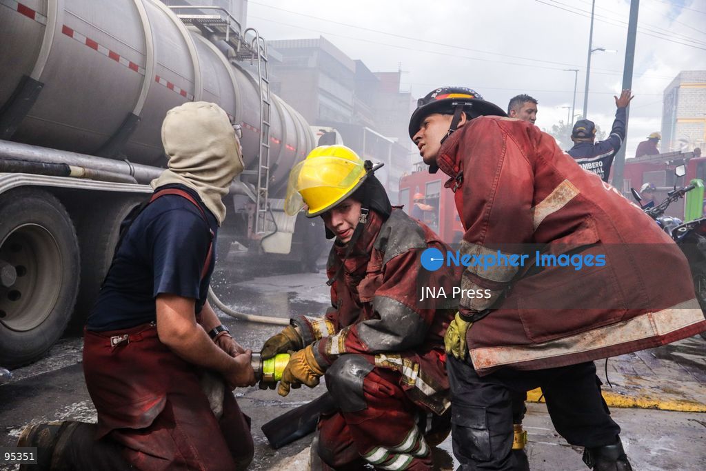 CARACAS, VENEZUELA, SEPTEMBER 20, 2026: Firefighters work at the scene of a fire that damaged a three-story commercial building housing the Meiliwang textile and footwear store on Avenida Principal de El Cementerio in Caracas’ Libertador municipality. Caracas firefighters, Civil Protection teams, UCV firefighters and municipal emergency personnel responded to extinguish the blaze and carry out cooling operations. No injuries were reported, while authorities are investigating the cause of the fire. Photo by Mario Flores / JNA Press. (Photo by Mario Flores/JNA Press via Nexpher Images)