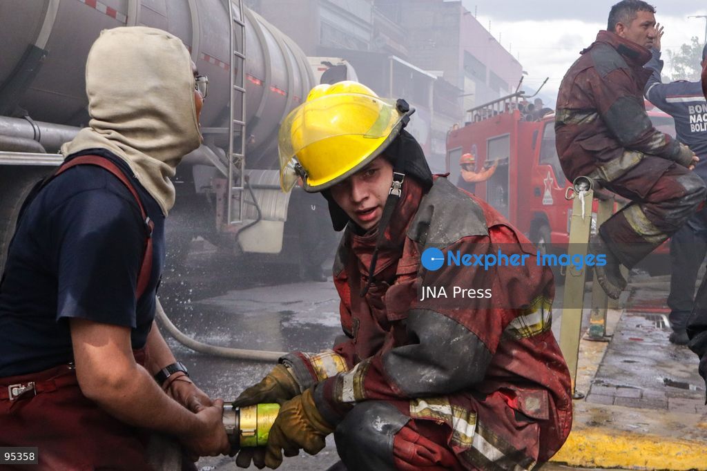 CARACAS, VENEZUELA, SEPTEMBER 20, 2026: Firefighters work at the scene of a fire that damaged a three-story commercial building housing the Meiliwang textile and footwear store on Avenida Principal de El Cementerio in Caracas’ Libertador municipality. Caracas firefighters, Civil Protection teams, UCV firefighters and municipal emergency personnel responded to extinguish the blaze and carry out cooling operations. No injuries were reported, while authorities are investigating the cause of the fire. Photo by Mario Flores / JNA Press. (Photo by Mario Flores/JNA Press via Nexpher Images)