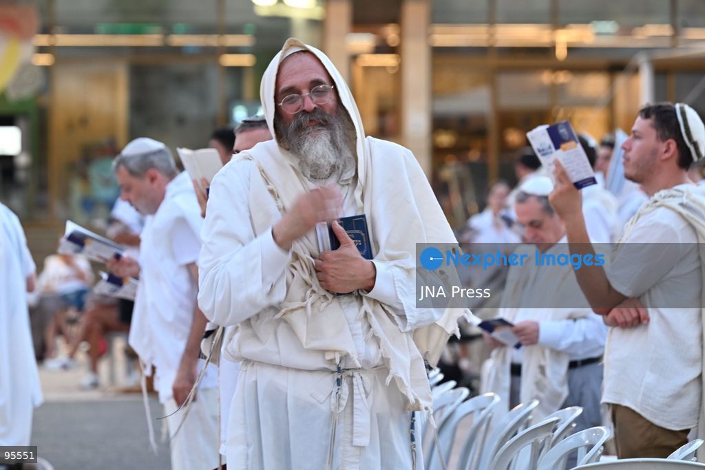 TEL AVIV, ISRAEL, SEPTEMBER 20, 2026: Hundreds of Israelis gather for a public Yom Kippur prayer service at Hostages Square in Tel Aviv. The observance marks the first Yom Kippur since all hostages held in the Gaza Strip following the October 7, 2023 attacks were returned to Israel, either alive or deceased. The final hostage, Ran Gvili, was returned in January 2026. Among those attending were relatives of former hostages, including Gilad Korngold and Meirav Leshem Gonen. Photo by Paulina Patimer / JNA Press. (Photo by Paulina Patimer/JNA Press via Nexpher Images)