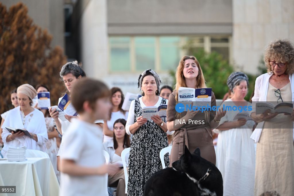 TEL AVIV, ISRAEL, SEPTEMBER 20, 2026: Hundreds of Israelis gather for a public Yom Kippur prayer service at Hostages Square in Tel Aviv. The observance marks the first Yom Kippur since all hostages held in the Gaza Strip following the October 7, 2023 attacks were returned to Israel, either alive or deceased. The final hostage, Ran Gvili, was returned in January 2026. Among those attending were relatives of former hostages, including Gilad Korngold and Meirav Leshem Gonen. Photo by Paulina Patimer / JNA Press. (Photo by Paulina Patimer/JNA Press via Nexpher Images)