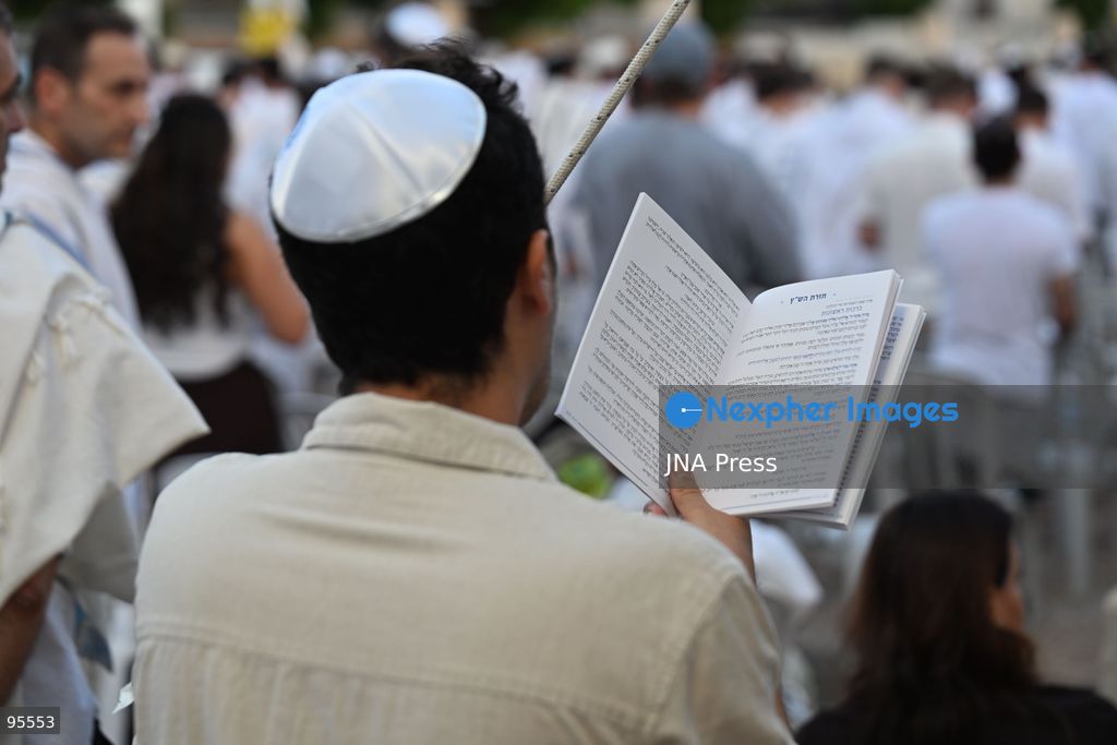 TEL AVIV, ISRAEL, SEPTEMBER 20, 2026: Hundreds of Israelis gather for a public Yom Kippur prayer service at Hostages Square in Tel Aviv. The observance marks the first Yom Kippur since all hostages held in the Gaza Strip following the October 7, 2023 attacks were returned to Israel, either alive or deceased. The final hostage, Ran Gvili, was returned in January 2026. Among those attending were relatives of former hostages, including Gilad Korngold and Meirav Leshem Gonen. Photo by Paulina Patimer / JNA Press. (Photo by Paulina Patimer/JNA Press via Nexpher Images)