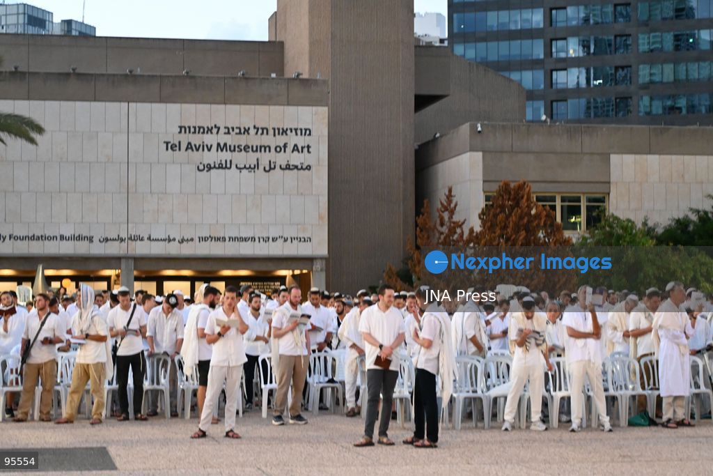 TEL AVIV, ISRAEL, SEPTEMBER 20, 2026: Hundreds of Israelis gather for a public Yom Kippur prayer service at Hostages Square in Tel Aviv. The observance marks the first Yom Kippur since all hostages held in the Gaza Strip following the October 7, 2023 attacks were returned to Israel, either alive or deceased. The final hostage, Ran Gvili, was returned in January 2026. Among those attending were relatives of former hostages, including Gilad Korngold and Meirav Leshem Gonen. Photo by Paulina Patimer / JNA Press. (Photo by Paulina Patimer/JNA Press via Nexpher Images)
