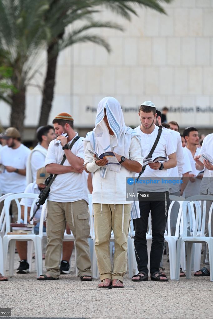TEL AVIV, ISRAEL, SEPTEMBER 20, 2026: Hundreds of Israelis gather for a public Yom Kippur prayer service at Hostages Square in Tel Aviv. The observance marks the first Yom Kippur since all hostages held in the Gaza Strip following the October 7, 2023 attacks were returned to Israel, either alive or deceased. The final hostage, Ran Gvili, was returned in January 2026. Among those attending were relatives of former hostages, including Gilad Korngold and Meirav Leshem Gonen. Photo by Paulina Patimer / JNA Press. (Photo by Paulina Patimer/JNA Press via Nexpher Images)