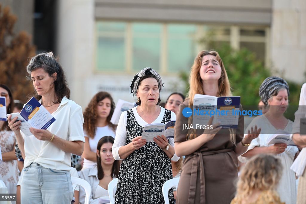 TEL AVIV, ISRAEL, SEPTEMBER 20, 2026: Hundreds of Israelis gather for a public Yom Kippur prayer service at Hostages Square in Tel Aviv. The observance marks the first Yom Kippur since all hostages held in the Gaza Strip following the October 7, 2023 attacks were returned to Israel, either alive or deceased. The final hostage, Ran Gvili, was returned in January 2026. Among those attending were relatives of former hostages, including Gilad Korngold and Meirav Leshem Gonen. Photo by Paulina Patimer / JNA Press. (Photo by Paulina Patimer/JNA Press via Nexpher Images)