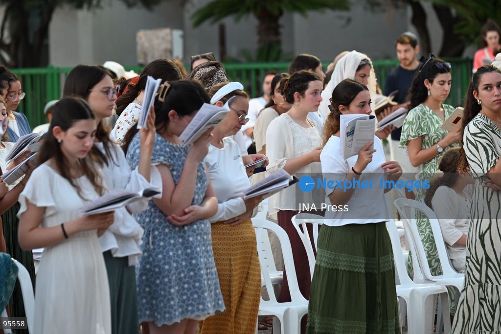 TEL AVIV, ISRAEL, SEPTEMBER 20, 2026: Hundreds of Israelis gather for a public Yom Kippur prayer service at Hostages Square in Tel Aviv. The observance marks the first Yom Kippur since all hostages held in the Gaza Strip following the October 7, 2023 attacks were returned to Israel, either alive or deceased. The final hostage, Ran Gvili, was returned in January 2026. Among those attending were relatives of former hostages, including Gilad Korngold and Meirav Leshem Gonen. Photo by Paulina Patimer / JNA Press. (Photo by Paulina Patimer/JNA Press via Nexpher Images)