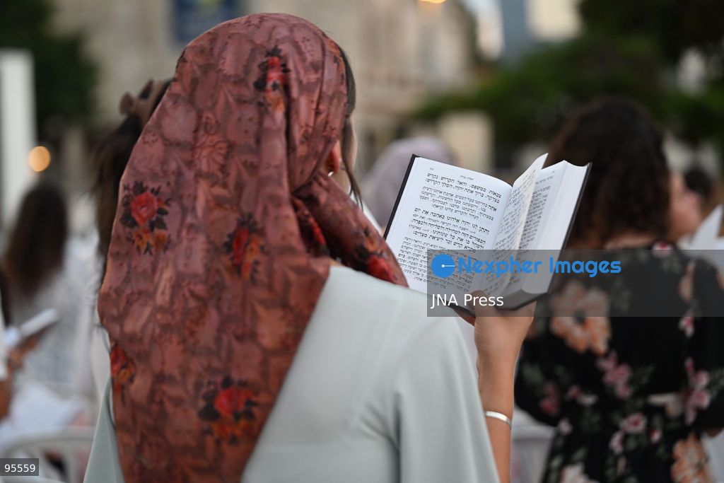 TEL AVIV, ISRAEL, SEPTEMBER 20, 2026: Hundreds of Israelis gather for a public Yom Kippur prayer service at Hostages Square in Tel Aviv. The observance marks the first Yom Kippur since all hostages held in the Gaza Strip following the October 7, 2023 attacks were returned to Israel, either alive or deceased. The final hostage, Ran Gvili, was returned in January 2026. Among those attending were relatives of former hostages, including Gilad Korngold and Meirav Leshem Gonen. Photo by Paulina Patimer / JNA Press. (Photo by Paulina Patimer/JNA Press via Nexpher Images)
