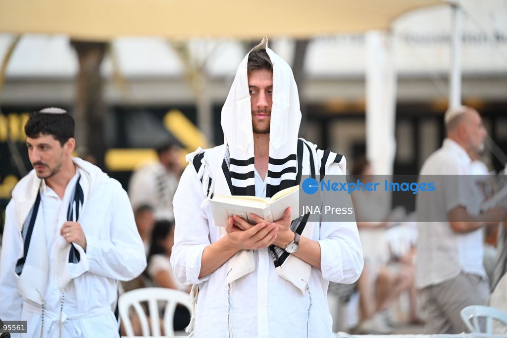TEL AVIV, ISRAEL, SEPTEMBER 20, 2026: Hundreds of Israelis gather for a public Yom Kippur prayer service at Hostages Square in Tel Aviv. The observance marks the first Yom Kippur since all hostages held in the Gaza Strip following the October 7, 2023 attacks were returned to Israel, either alive or deceased. The final hostage, Ran Gvili, was returned in January 2026. Among those attending were relatives of former hostages, including Gilad Korngold and Meirav Leshem Gonen. Photo by Paulina Patimer / JNA Press. (Photo by Paulina Patimer/JNA Press via Nexpher Images)