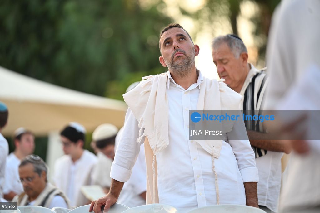 TEL AVIV, ISRAEL, SEPTEMBER 20, 2026: Hundreds of Israelis gather for a public Yom Kippur prayer service at Hostages Square in Tel Aviv. The observance marks the first Yom Kippur since all hostages held in the Gaza Strip following the October 7, 2023 attacks were returned to Israel, either alive or deceased. The final hostage, Ran Gvili, was returned in January 2026. Among those attending were relatives of former hostages, including Gilad Korngold and Meirav Leshem Gonen. Photo by Paulina Patimer / JNA Press. (Photo by Paulina Patimer/JNA Press via Nexpher Images)