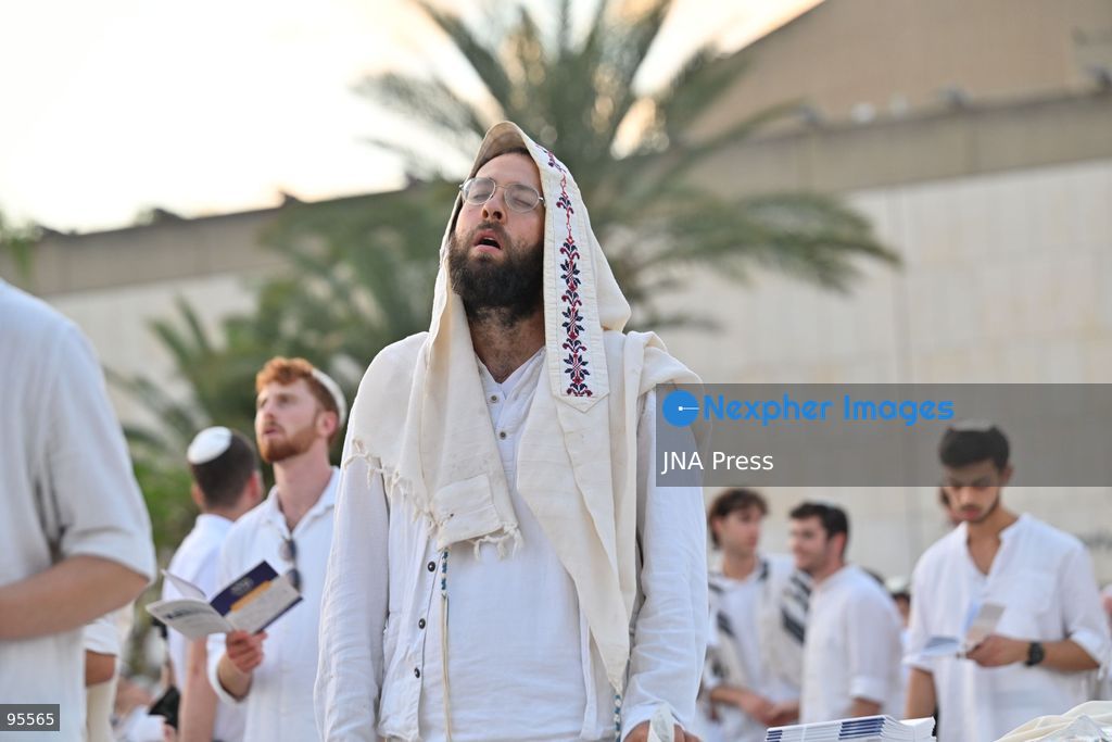 TEL AVIV, ISRAEL, SEPTEMBER 20, 2026: Hundreds of Israelis gather for a public Yom Kippur prayer service at Hostages Square in Tel Aviv. The observance marks the first Yom Kippur since all hostages held in the Gaza Strip following the October 7, 2023 attacks were returned to Israel, either alive or deceased. The final hostage, Ran Gvili, was returned in January 2026. Among those attending were relatives of former hostages, including Gilad Korngold and Meirav Leshem Gonen. Photo by Paulina Patimer / JNA Press. (Photo by Paulina Patimer/JNA Press via Nexpher Images)
