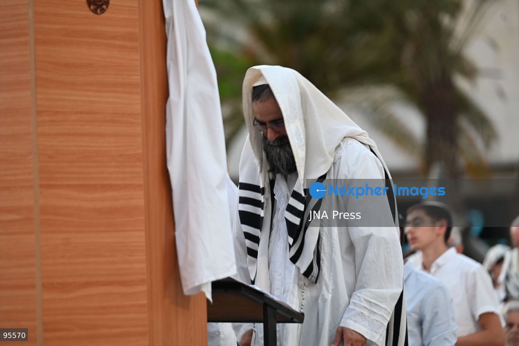 TEL AVIV, ISRAEL, SEPTEMBER 20, 2026: Hundreds of Israelis gather for a public Yom Kippur prayer service at Hostages Square in Tel Aviv. The observance marks the first Yom Kippur since all hostages held in the Gaza Strip following the October 7, 2023 attacks were returned to Israel, either alive or deceased. The final hostage, Ran Gvili, was returned in January 2026. Among those attending were relatives of former hostages, including Gilad Korngold and Meirav Leshem Gonen. Photo by Paulina Patimer / JNA Press. (Photo by Paulina Patimer/JNA Press via Nexpher Images)