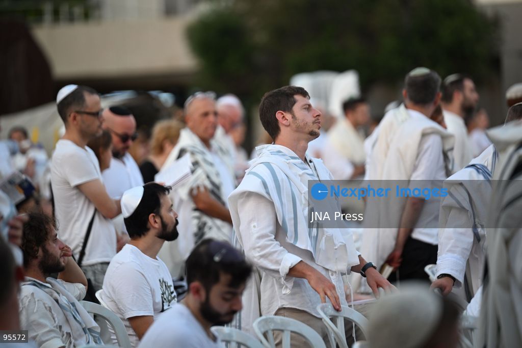 TEL AVIV, ISRAEL, SEPTEMBER 20, 2026: Hundreds of Israelis gather for a public Yom Kippur prayer service at Hostages Square in Tel Aviv. The observance marks the first Yom Kippur since all hostages held in the Gaza Strip following the October 7, 2023 attacks were returned to Israel, either alive or deceased. The final hostage, Ran Gvili, was returned in January 2026. Among those attending were relatives of former hostages, including Gilad Korngold and Meirav Leshem Gonen. Photo by Paulina Patimer / JNA Press. (Photo by Paulina Patimer/JNA Press via Nexpher Images)