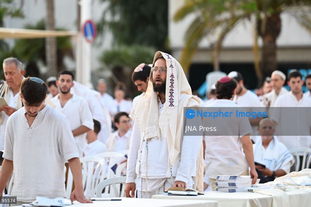 TEL AVIV, ISRAEL, SEPTEMBER 20, 2026: Hundreds of Israelis gather for a public Yom Kippur prayer service at Hostages Square in Tel Aviv. The observance marks the first Yom Kippur since all hostages held in the Gaza Strip following the October 7, 2023 attacks were returned to Israel, either alive or deceased. The final hostage, Ran Gvili, was returned in January 2026. Among those attending were relatives of former hostages, including Gilad Korngold and Meirav Leshem Gonen. Photo by Paulina Patimer / JNA Press. (Photo by Paulina Patimer/JNA Press via Nexpher Images)