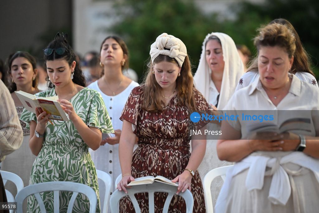 TEL AVIV, ISRAEL, SEPTEMBER 20, 2026: Hundreds of Israelis gather for a public Yom Kippur prayer service at Hostages Square in Tel Aviv. The observance marks the first Yom Kippur since all hostages held in the Gaza Strip following the October 7, 2023 attacks were returned to Israel, either alive or deceased. The final hostage, Ran Gvili, was returned in January 2026. Among those attending were relatives of former hostages, including Gilad Korngold and Meirav Leshem Gonen. Photo by Paulina Patimer / JNA Press. (Photo by Paulina Patimer/JNA Press via Nexpher Images)