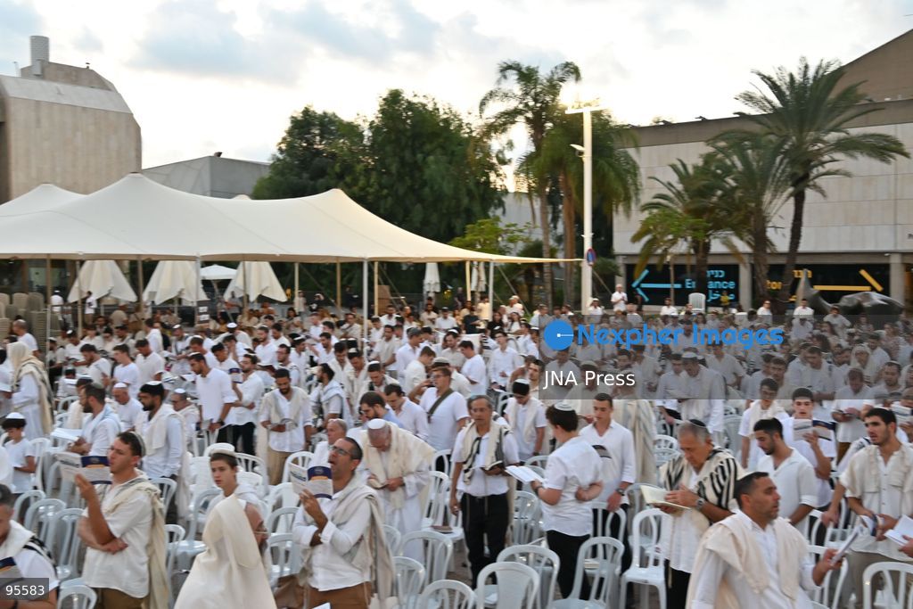 TEL AVIV, ISRAEL, SEPTEMBER 20, 2026: Hundreds of Israelis gather for a public Yom Kippur prayer service at Hostages Square in Tel Aviv. The observance marks the first Yom Kippur since all hostages held in the Gaza Strip following the October 7, 2023 attacks were returned to Israel, either alive or deceased. The final hostage, Ran Gvili, was returned in January 2026. Among those attending were relatives of former hostages, including Gilad Korngold and Meirav Leshem Gonen. Photo by Paulina Patimer / JNA Press. (Photo by Paulina Patimer/JNA Press via Nexpher Images)