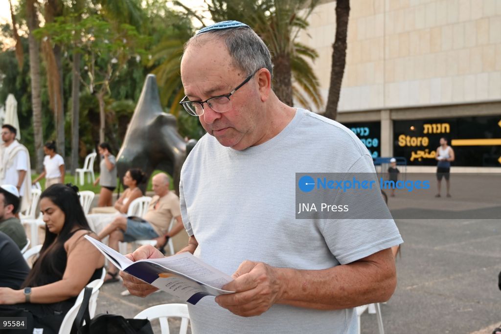 TEL AVIV, ISRAEL, SEPTEMBER 20, 2026: Hundreds of Israelis gather for a public Yom Kippur prayer service at Hostages Square in Tel Aviv. The observance marks the first Yom Kippur since all hostages held in the Gaza Strip following the October 7, 2023 attacks were returned to Israel, either alive or deceased. The final hostage, Ran Gvili, was returned in January 2026. Among those attending were relatives of former hostages, including Gilad Korngold and Meirav Leshem Gonen. Photo by Paulina Patimer / JNA Press. (Photo by Paulina Patimer/JNA Press via Nexpher Images)