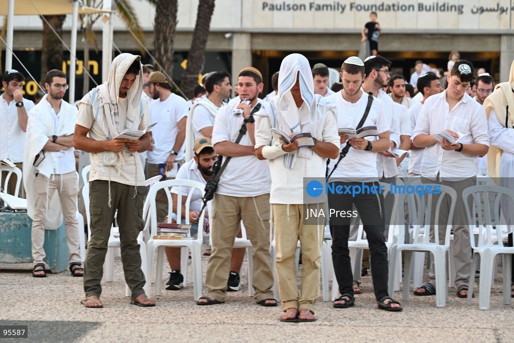 TEL AVIV, ISRAEL, SEPTEMBER 20, 2026: Hundreds of Israelis gather for a public Yom Kippur prayer service at Hostages Square in Tel Aviv. The observance marks the first Yom Kippur since all hostages held in the Gaza Strip following the October 7, 2023 attacks were returned to Israel, either alive or deceased. The final hostage, Ran Gvili, was returned in January 2026. Among those attending were relatives of former hostages, including Gilad Korngold and Meirav Leshem Gonen. Photo by Paulina Patimer / JNA Press. (Photo by Paulina Patimer/JNA Press via Nexpher Images)