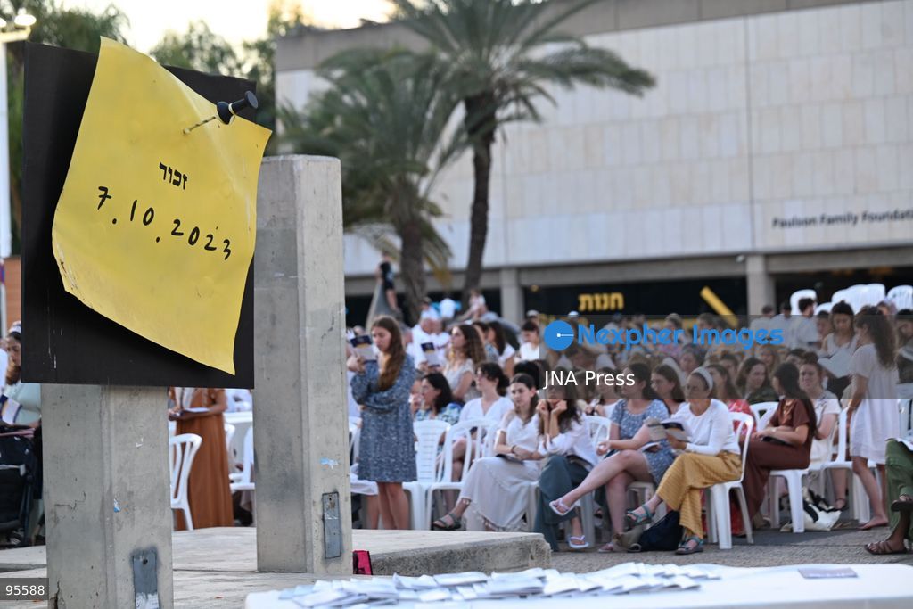 TEL AVIV, ISRAEL, SEPTEMBER 20, 2026: Hundreds of Israelis gather for a public Yom Kippur prayer service at Hostages Square in Tel Aviv. The observance marks the first Yom Kippur since all hostages held in the Gaza Strip following the October 7, 2023 attacks were returned to Israel, either alive or deceased. The final hostage, Ran Gvili, was returned in January 2026. Among those attending were relatives of former hostages, including Gilad Korngold and Meirav Leshem Gonen. Photo by Paulina Patimer / JNA Press. (Photo by Paulina Patimer/JNA Press via Nexpher Images)