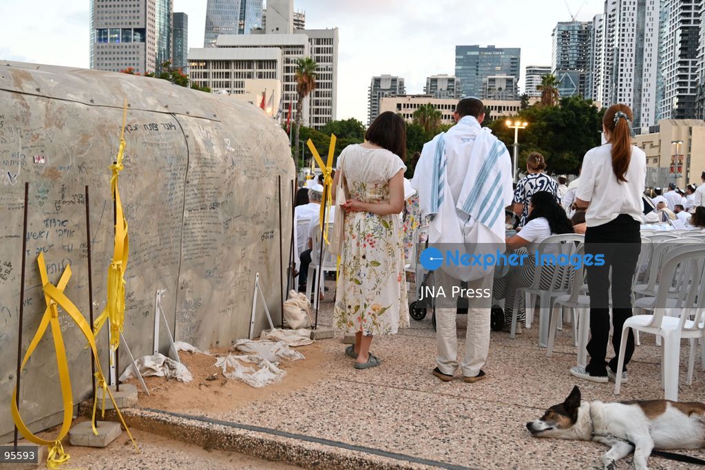 TEL AVIV, ISRAEL, SEPTEMBER 20, 2026: Hundreds of Israelis gather for a public Yom Kippur prayer service at Hostages Square in Tel Aviv. The observance marks the first Yom Kippur since all hostages held in the Gaza Strip following the October 7, 2023 attacks were returned to Israel, either alive or deceased. The final hostage, Ran Gvili, was returned in January 2026. Among those attending were relatives of former hostages, including Gilad Korngold and Meirav Leshem Gonen. Photo by Paulina Patimer / JNA Press. (Photo by Paulina Patimer/JNA Press via Nexpher Images)