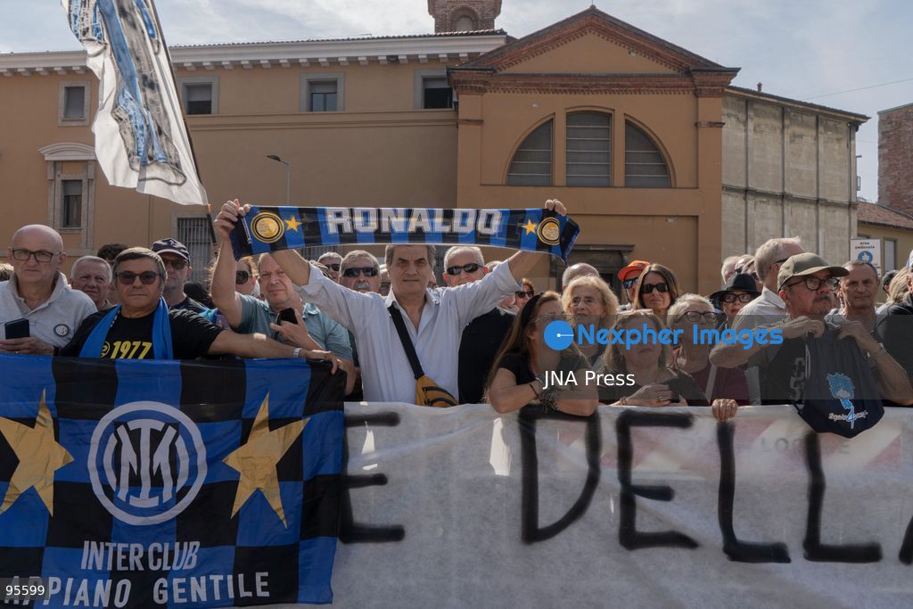 MILAN, ITALY, SEPTEMBER 21, 2026: The coffin of Italian football legend Sandro Mazzola is carried during his funeral at the Basilica of Sant’Ambrogio in Milan. Hundreds of supporters, former Inter players and representatives of Italian football attended the ceremony to pay tribute to Mazzola, who died on September 19 at the age of 83. The former Inter Milan and Italy star spent his entire professional career with Inter, winning four Serie A titles and two European Cups, and was part of Italy’s European Championship-winning team in 1968. Photo by Calogero Russo/ JNA Press. (Photo by calogero russo/JNA Press via Nexpher Images)