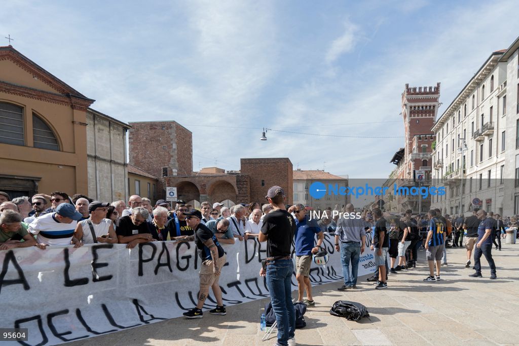 MILAN, ITALY, SEPTEMBER 21, 2026: The coffin of Italian football legend Sandro Mazzola is carried during his funeral at the Basilica of Sant’Ambrogio in Milan. Hundreds of supporters, former Inter players and representatives of Italian football attended the ceremony to pay tribute to Mazzola, who died on September 19 at the age of 83. The former Inter Milan and Italy star spent his entire professional career with Inter, winning four Serie A titles and two European Cups, and was part of Italy’s European Championship-winning team in 1968. Photo by Calogero Russo/ JNA Press. (Photo by calogero russo/JNA Press via Nexpher Images)