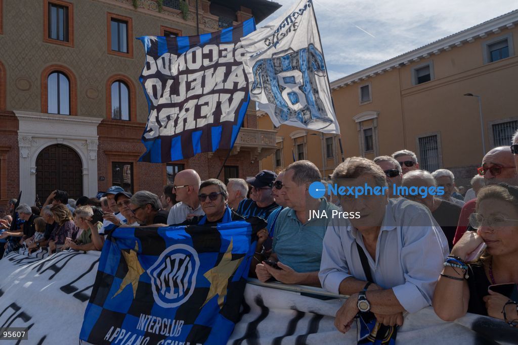 MILAN, ITALY, SEPTEMBER 21, 2026: The coffin of Italian football legend Sandro Mazzola is carried during his funeral at the Basilica of Sant’Ambrogio in Milan. Hundreds of supporters, former Inter players and representatives of Italian football attended the ceremony to pay tribute to Mazzola, who died on September 19 at the age of 83. The former Inter Milan and Italy star spent his entire professional career with Inter, winning four Serie A titles and two European Cups, and was part of Italy’s European Championship-winning team in 1968. Photo by Calogero Russo/ JNA Press. (Photo by calogero russo/JNA Press via Nexpher Images)