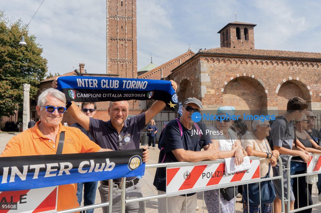 MILAN, ITALY, SEPTEMBER 21, 2026: The coffin of Italian football legend Sandro Mazzola is carried during his funeral at the Basilica of Sant’Ambrogio in Milan. Hundreds of supporters, former Inter players and representatives of Italian football attended the ceremony to pay tribute to Mazzola, who died on September 19 at the age of 83. The former Inter Milan and Italy star spent his entire professional career with Inter, winning four Serie A titles and two European Cups, and was part of Italy’s European Championship-winning team in 1968. Photo by Calogero Russo/ JNA Press. (Photo by calogero russo/JNA Press via Nexpher Images)