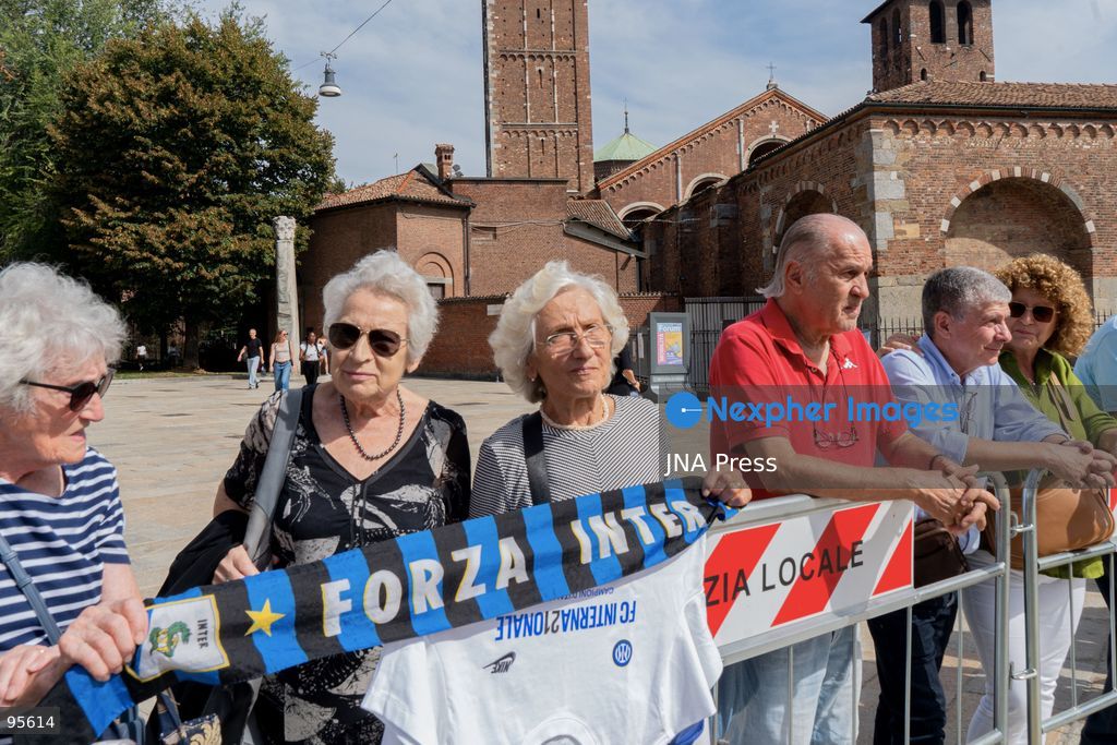 MILAN, ITALY, SEPTEMBER 21, 2026: The coffin of Italian football legend Sandro Mazzola is carried during his funeral at the Basilica of Sant’Ambrogio in Milan. Hundreds of supporters, former Inter players and representatives of Italian football attended the ceremony to pay tribute to Mazzola, who died on September 19 at the age of 83. The former Inter Milan and Italy star spent his entire professional career with Inter, winning four Serie A titles and two European Cups, and was part of Italy’s European Championship-winning team in 1968. Photo by Calogero Russo/ JNA Press. (Photo by calogero russo/JNA Press via Nexpher Images)