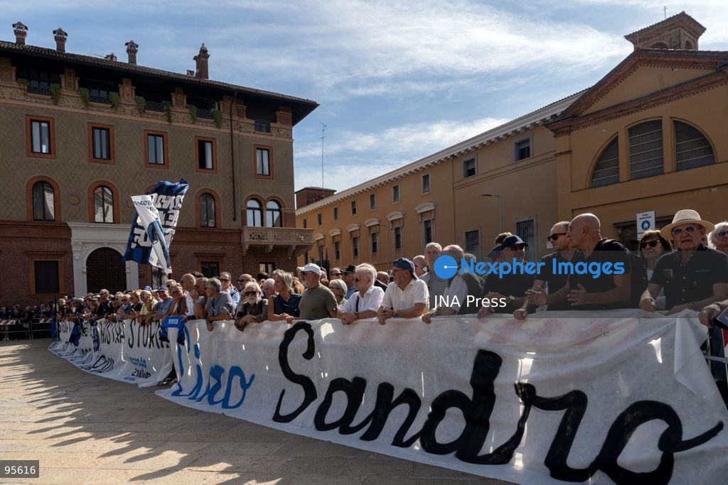 MILAN, ITALY, SEPTEMBER 21, 2026: The coffin of Italian football legend Sandro Mazzola is carried during his funeral at the Basilica of Sant’Ambrogio in Milan. Hundreds of supporters, former Inter players and representatives of Italian football attended the ceremony to pay tribute to Mazzola, who died on September 19 at the age of 83. The former Inter Milan and Italy star spent his entire professional career with Inter, winning four Serie A titles and two European Cups, and was part of Italy’s European Championship-winning team in 1968. Photo by Calogero Russo/ JNA Press. (Photo by calogero russo/JNA Press via Nexpher Images)