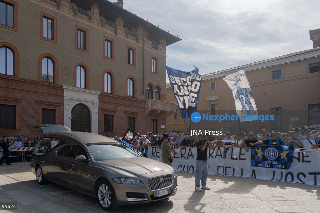 MILAN, ITALY, SEPTEMBER 21, 2026: The coffin of Italian football legend Sandro Mazzola is carried during his funeral at the Basilica of Sant’Ambrogio in Milan. Hundreds of supporters, former Inter players and representatives of Italian football attended the ceremony to pay tribute to Mazzola, who died on September 19 at the age of 83. The former Inter Milan and Italy star spent his entire professional career with Inter, winning four Serie A titles and two European Cups, and was part of Italy’s European Championship-winning team in 1968. Photo by Calogero Russo/ JNA Press. (Photo by calogero russo/JNA Press via Nexpher Images)
