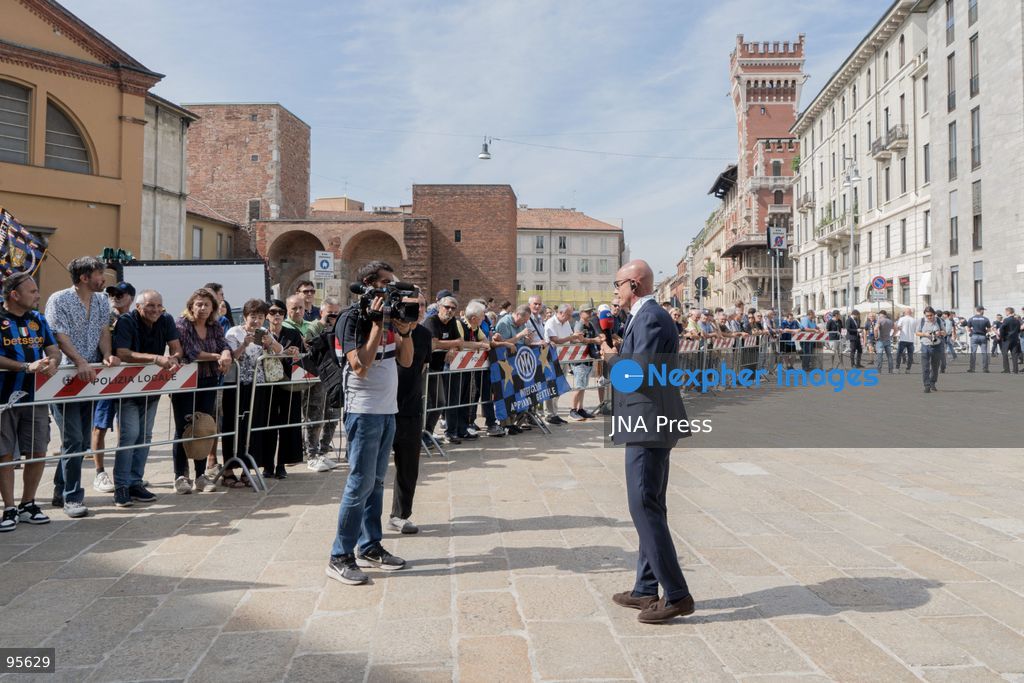 MILAN, ITALY, SEPTEMBER 21, 2026: The coffin of Italian football legend Sandro Mazzola is carried during his funeral at the Basilica of Sant’Ambrogio in Milan. Hundreds of supporters, former Inter players and representatives of Italian football attended the ceremony to pay tribute to Mazzola, who died on September 19 at the age of 83. The former Inter Milan and Italy star spent his entire professional career with Inter, winning four Serie A titles and two European Cups, and was part of Italy’s European Championship-winning team in 1968. Photo by Calogero Russo/ JNA Press. (Photo by calogero russo/JNA Press via Nexpher Images)